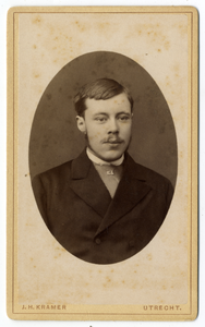 221608 Portret van mr. W.A. Oudegeest, griffier bij het kantongerecht in Tiel, overleden Nijmegen 1912. Borstbeeld van ...